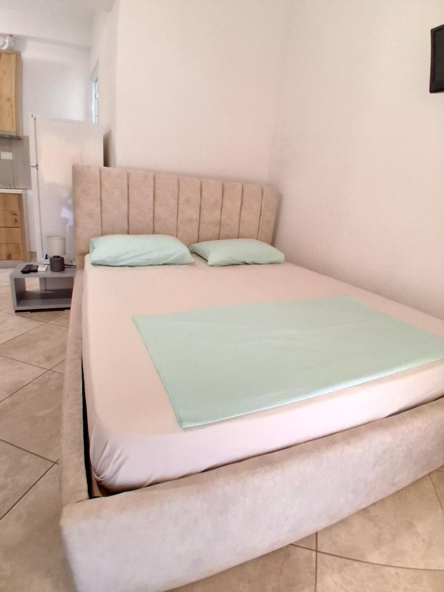 Rooms With View Himare Rum bild