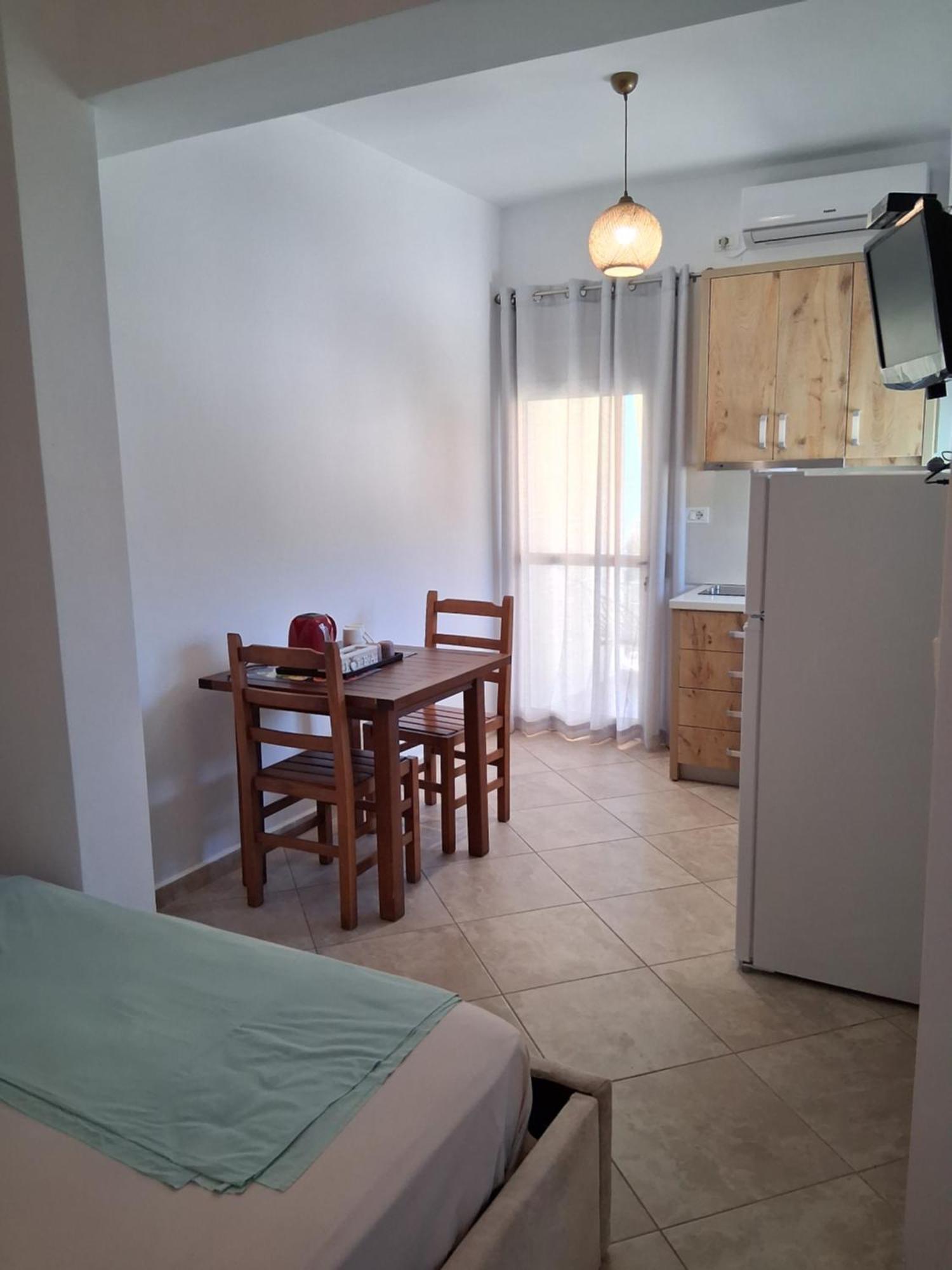 Rooms With View Himare Rum bild